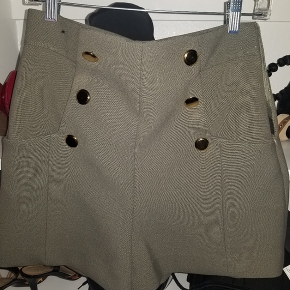 Zara Short in M Olive - Picture 1 of 8